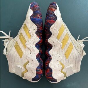 Adidas women’s Exhibit B mid basketball shoes 9.5 great condition. White & Gold